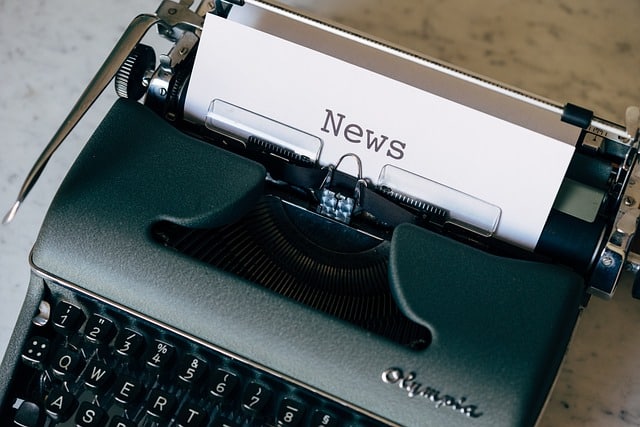 タイプライターに「News」のタイプ文字