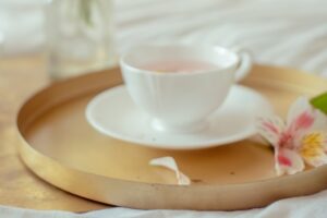 白いティーカップ&ソーサ―にお茶が注がれている