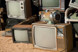 スクラップになって積み上げられているテレビ