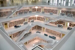 たくさんの本でいっぱいの大きな図書館
